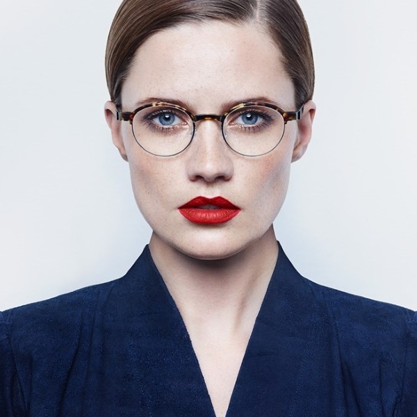 lindberg-strip-9807-woman