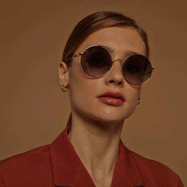 gigi-barcelona-6320-bali-gold-round-sunglasses-girl