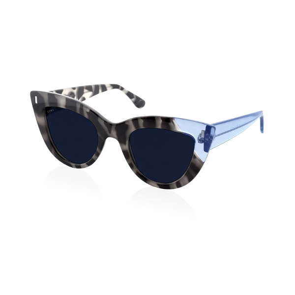 Tiwi-Yunon-white-tortoise-blue