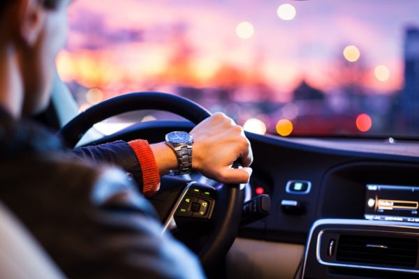 conduccion-nocturna-consejos-salud-ocular-opticacliment-conductor