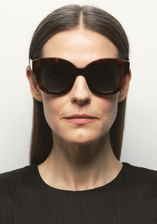 Kaleos-RHODES-A008502-woman1