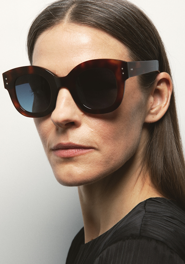 Kaleos-RHODES-A008502-woman2