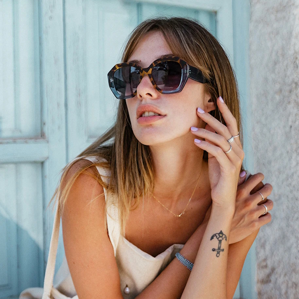 Tiwi-VEGA-104-Blue-Havana-woman