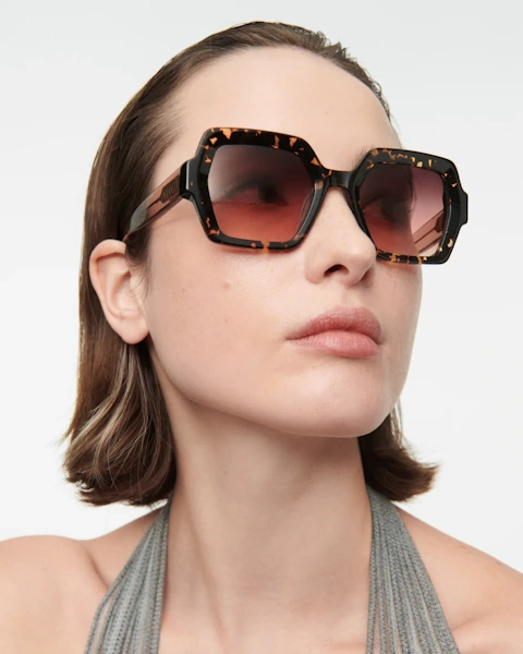 GigiStudios-THRIVE-024-GS1021-22S-brown-woman-1