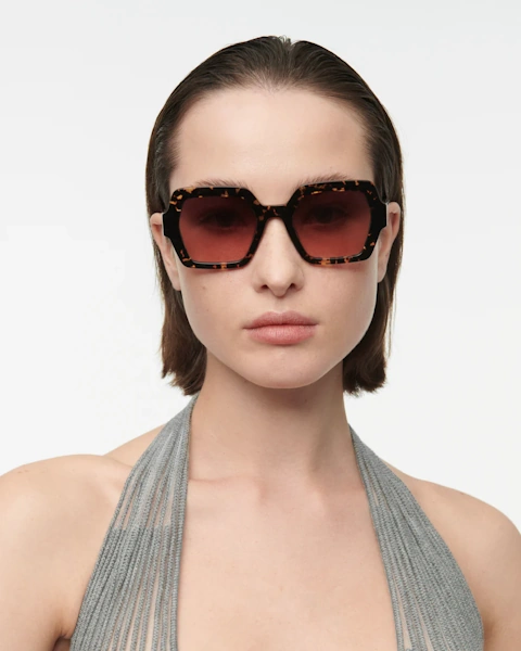 GigiStudios-THRIVE-024-GS1021-22S-brown-woman-2